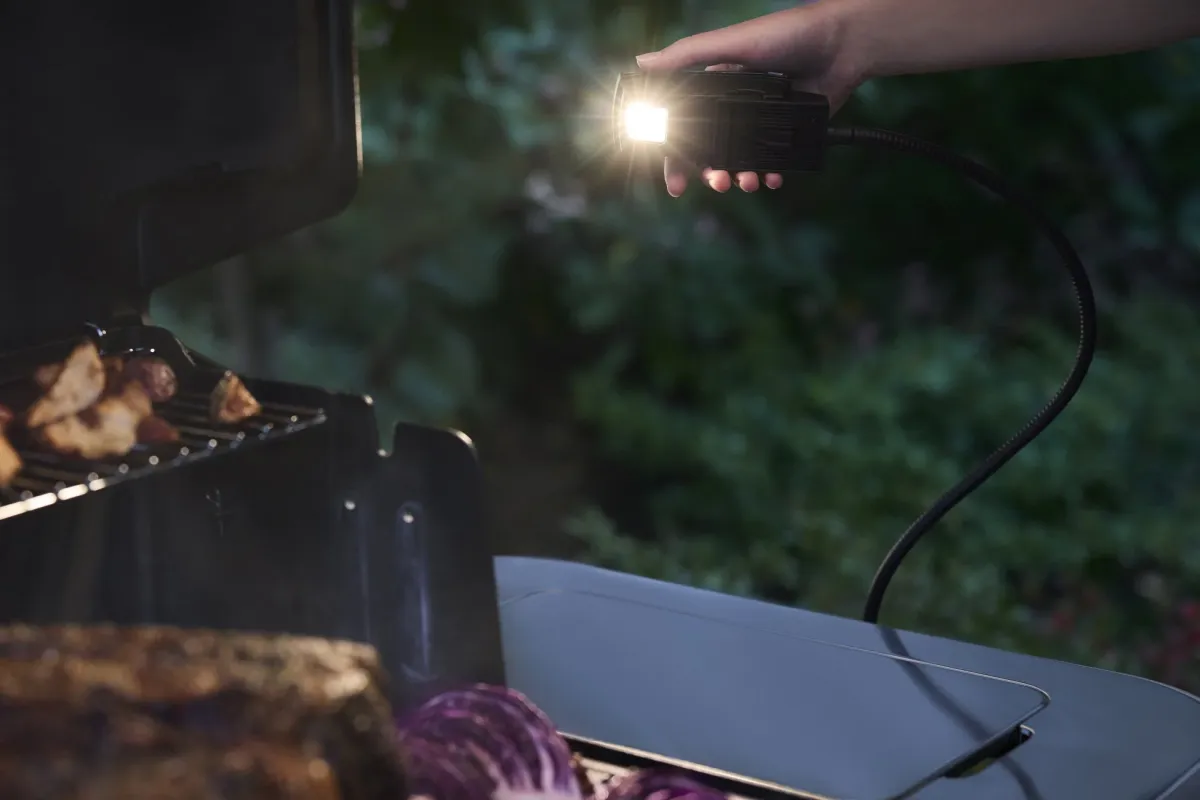 夜のグリルにライトを当てる様子