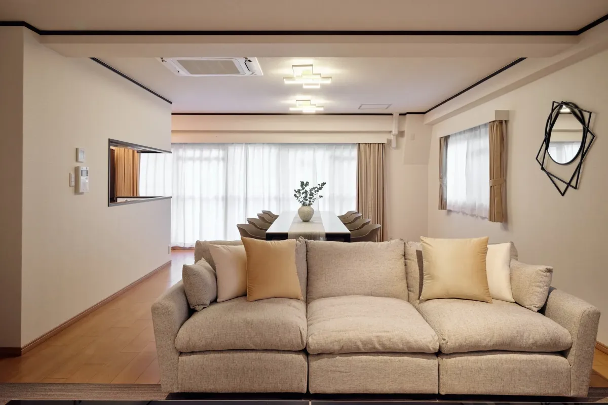 モダンで明るいリビングダイニングルームのインテリア