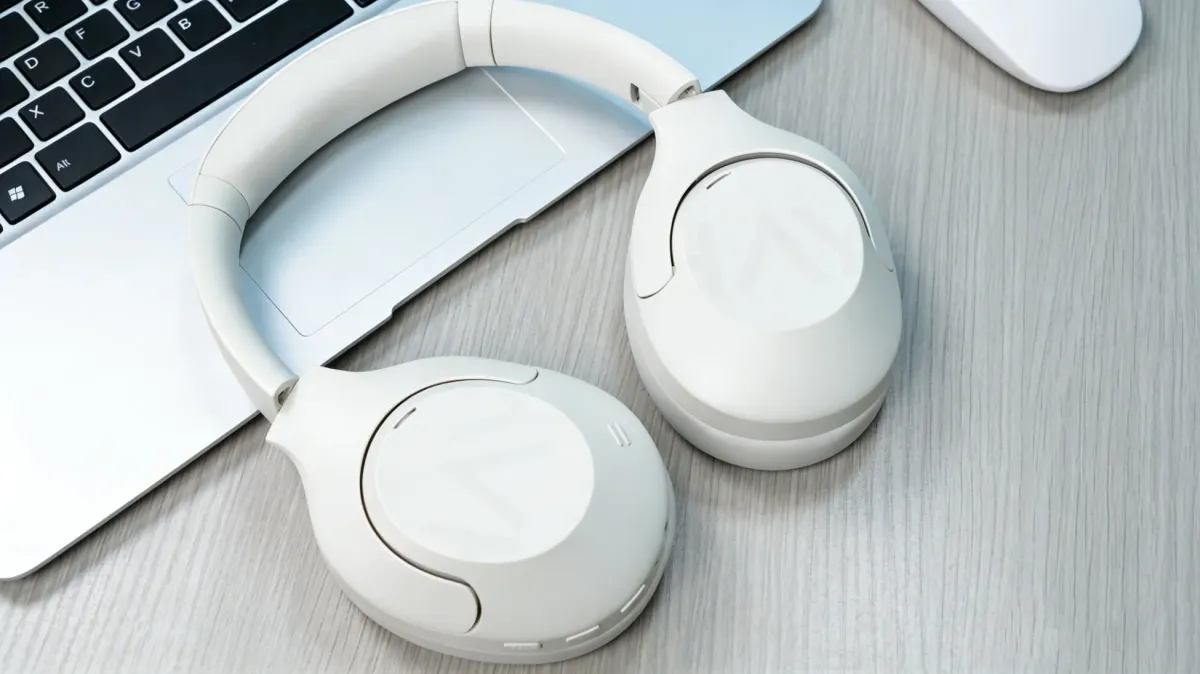 ノートPCとヘッドホン