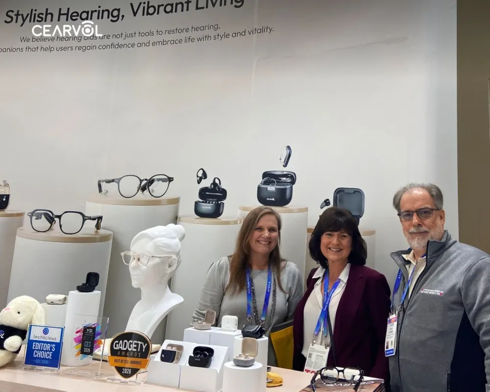 CEARVOLの展示ブースとスタッフ