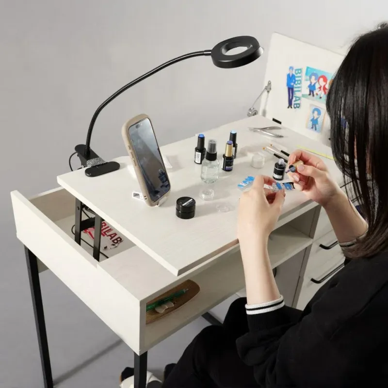 セルフネイルデスク使用イメージ