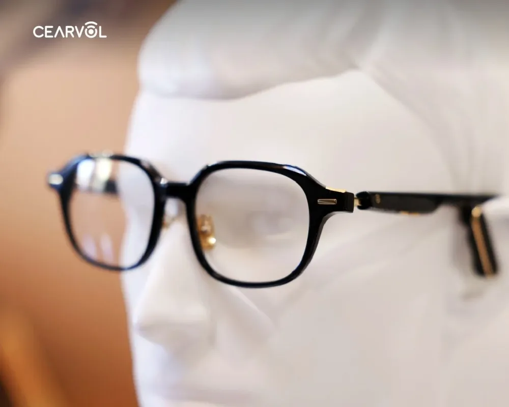 黒縁のモダンなデザインのメガネ