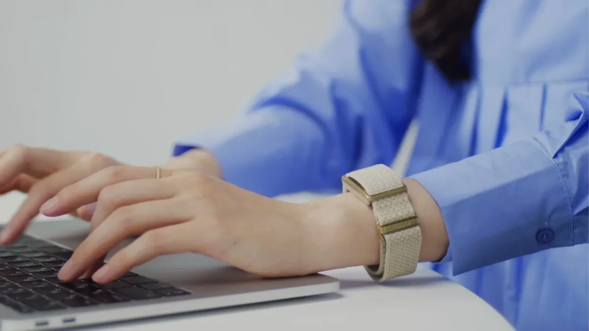 ノートパソコンでタイピングする手元にPOLAR Loopを装着した様子