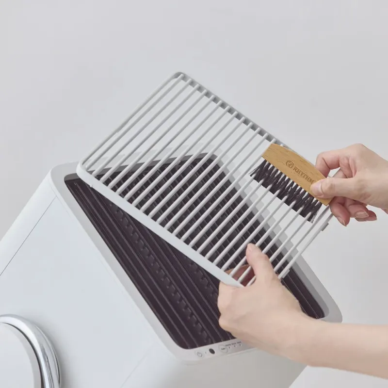 ブラシで掃除する様子