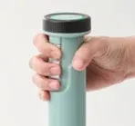 ライトグリーンのスティック型ブレンダーを握る手