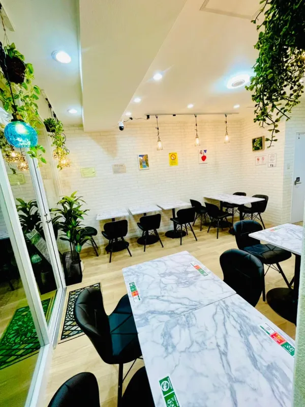 Qder self cafe 針中野駅前店の明るい店内