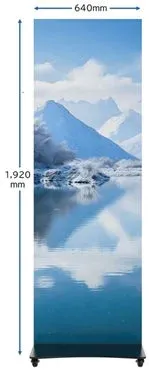 縦長のディスプレイに、雪をかぶった山々と澄んだ湖が描かれた美しい自然風景