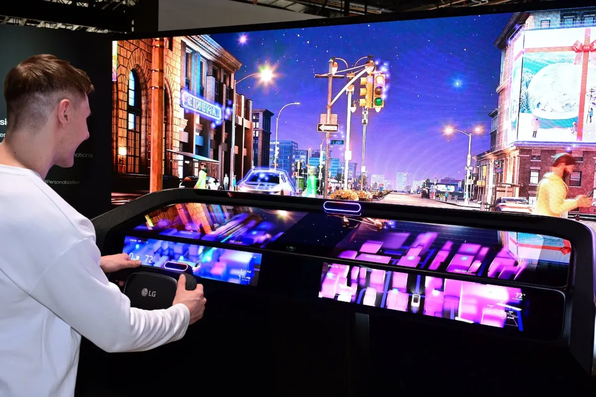 未来的なデジタルコックピットと大型ディスプレイで仮想都市の夜景を体験している様子