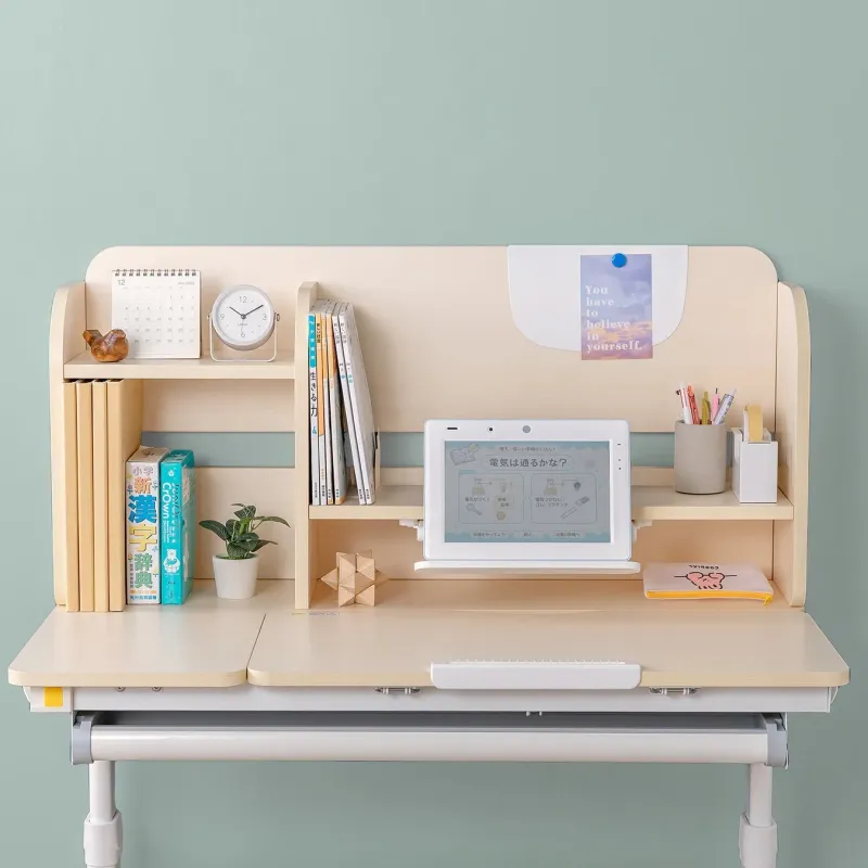 タブレット、本、文房具などが整然と配置された学習机