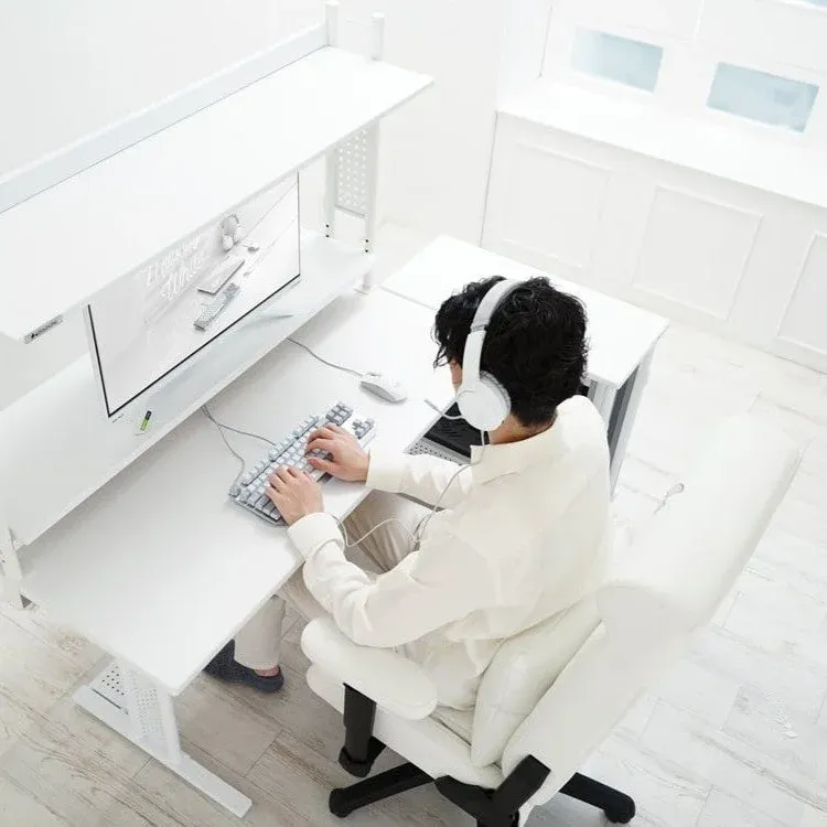 白い部屋で作業する男性