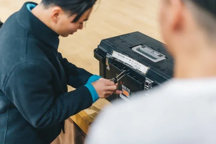 男性が工具箱を開けている様子