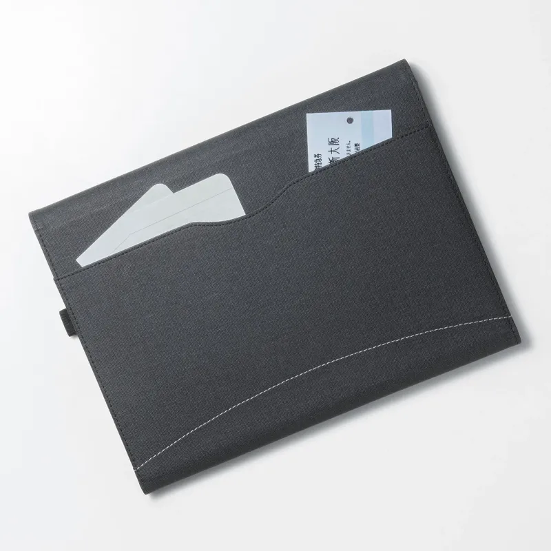 背面に収納ポケット付き