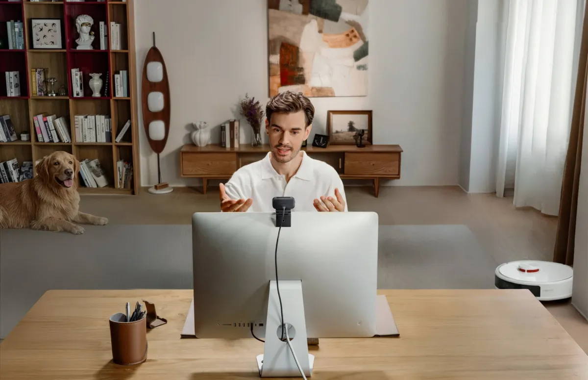 在宅勤務でウェブカメラを使用する男性と犬