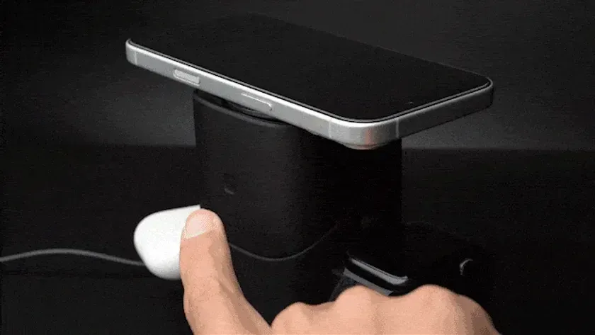 AirPodsをセットする様子