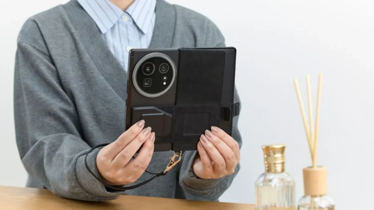 女性がスマホとストラップ付きケースを持つ