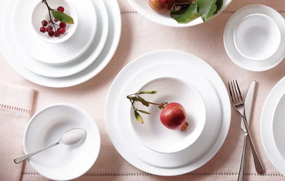 白い食器が並べられた食卓