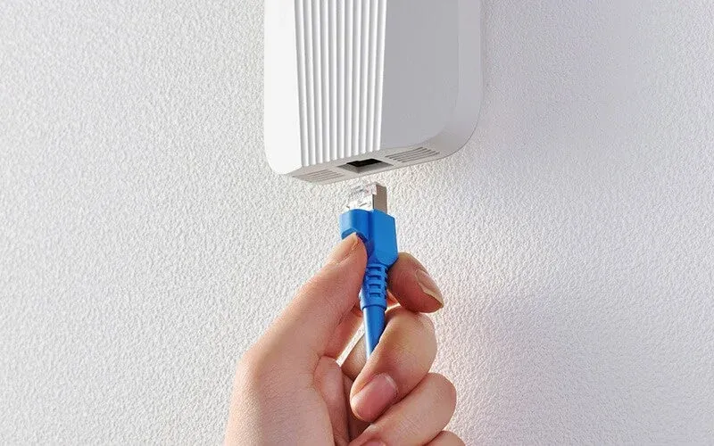 LANケーブルを差し込む様子