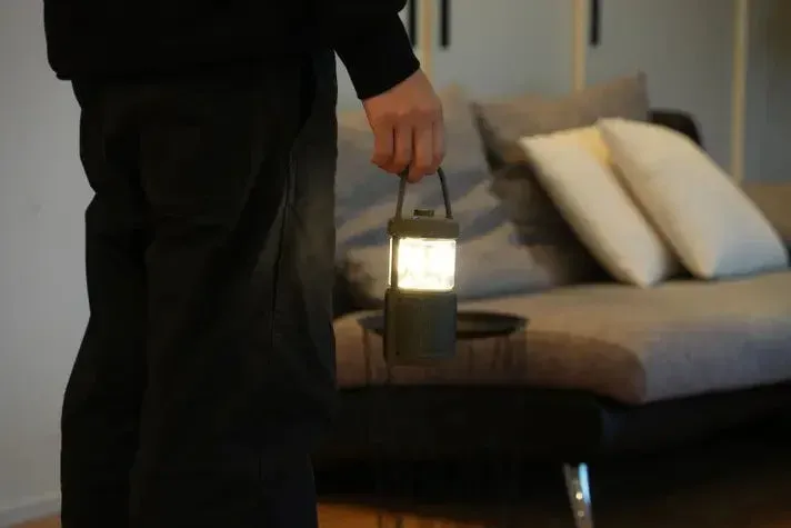 室内でランタンを持つ手