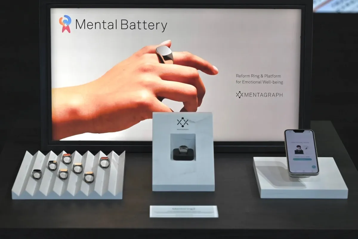 スマートリングとアプリ画面の展示