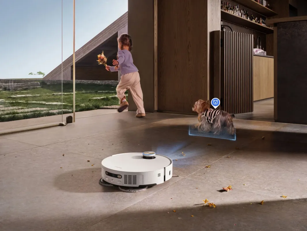 子供と犬がいるリビングで掃除するロボット掃除機