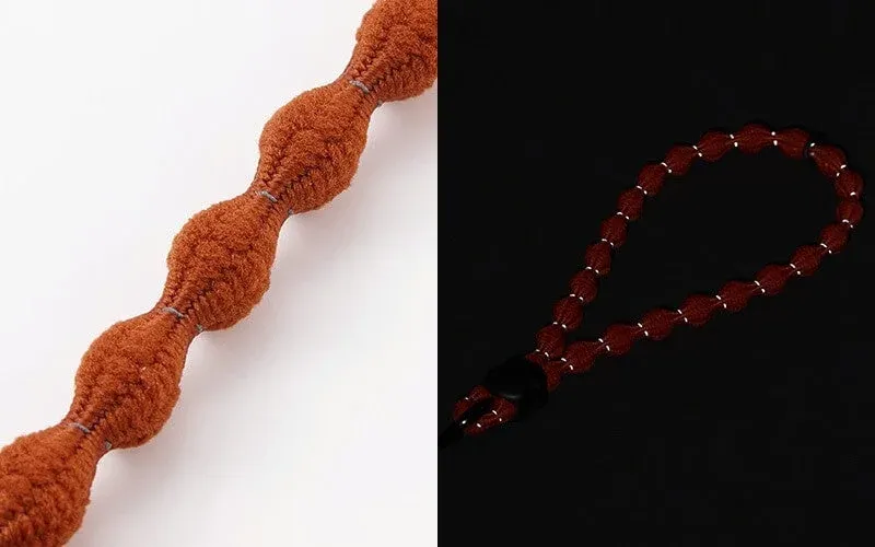 反射材の紐のクローズアップ