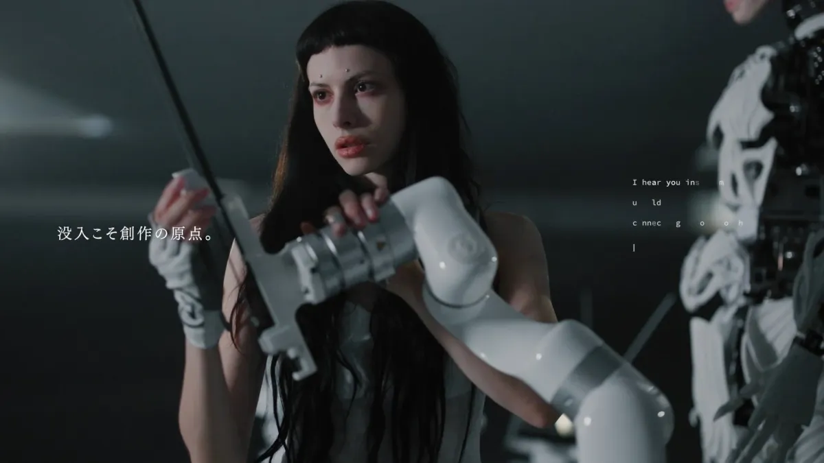 ロボットアームを操作する人物