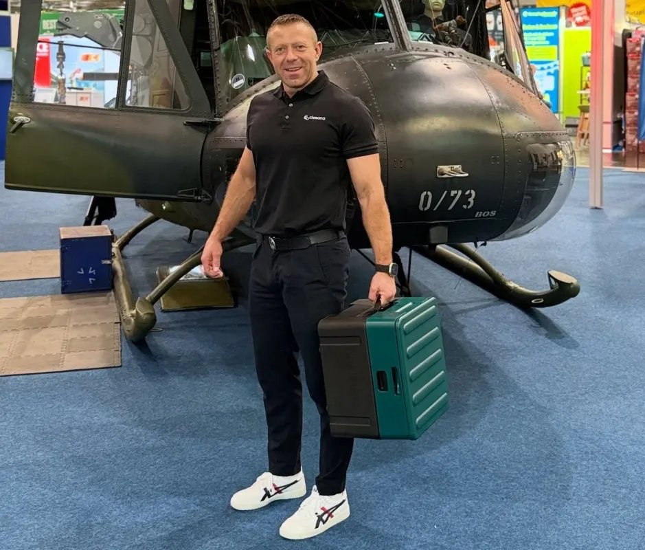 Clesanaケースを持つ男性