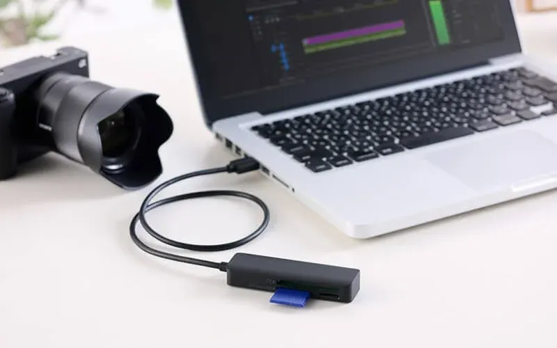 デジタルカメラとノートパソコン、SDカードリーダー