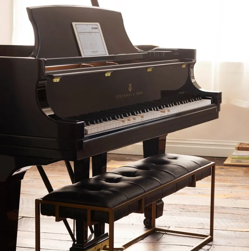 スタイリッシュな空間に置かれたスタインウェイ＆サンズ スピリオ