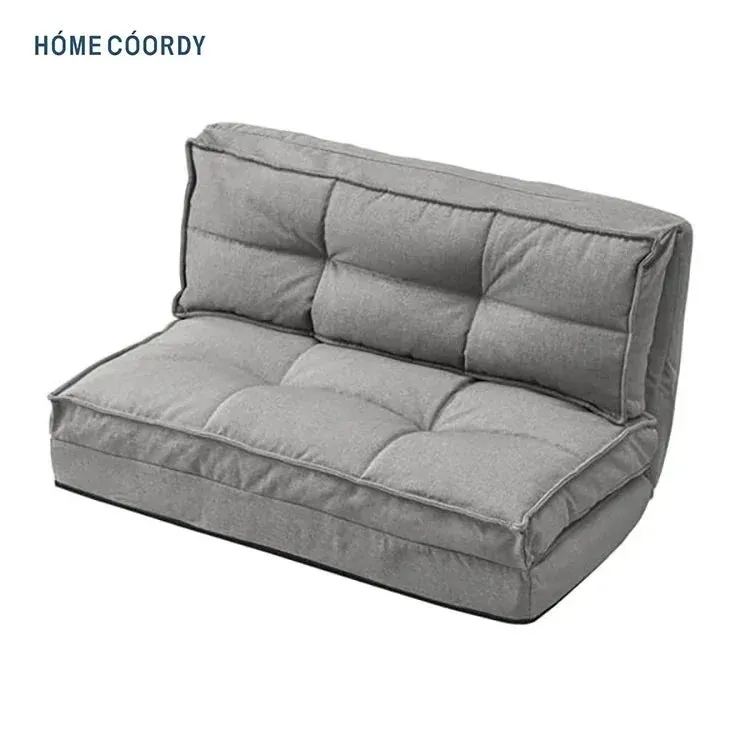 白い背景に、グレーの布製フロアソファが写っています。背もたれと座面が分かれたデザインで、シンプルな二人掛けの家具です。