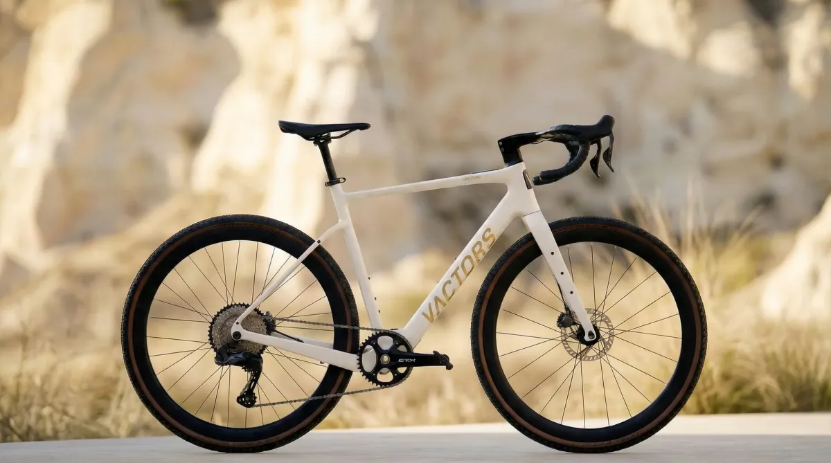 白いフレームにゴールドロゴのグラベルロードバイク