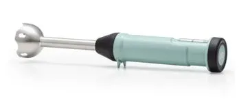 テーブルに置かれたハンドブレンダーの側面図