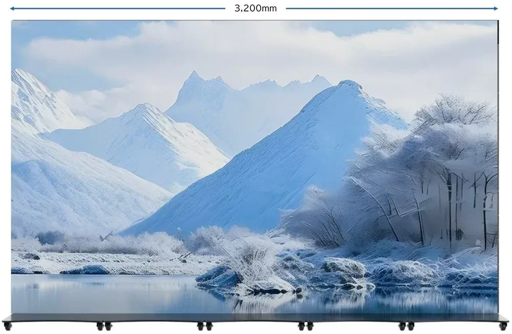 雪に覆われた山々と湖の冬景色が映し出された大型ディスプレイの画像