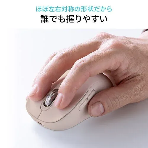 ベージュのワイヤレスマウスを握る手のクローズアップ