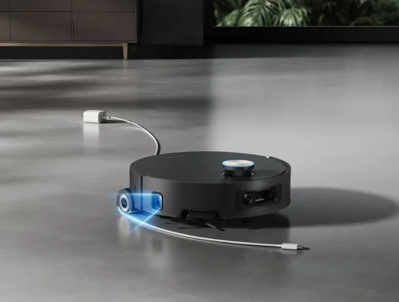 ロボット掃除機がモダンな室内の床に置かれている様子