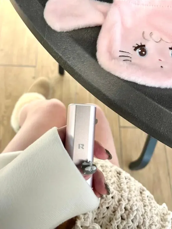 カイロを持つ女性