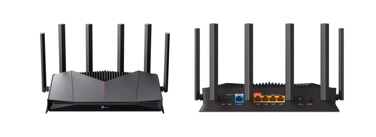 TP-Link製Wi-Fiルーターの前面と背面を示す画像。前面は複数のアンテナと特徴的なデザインを持ち、背面には2.5Gbps対応のWAN/LANポート、複数のギガビットLANポート、WPS/Wi-Fi、電源ボタンが配置されています。