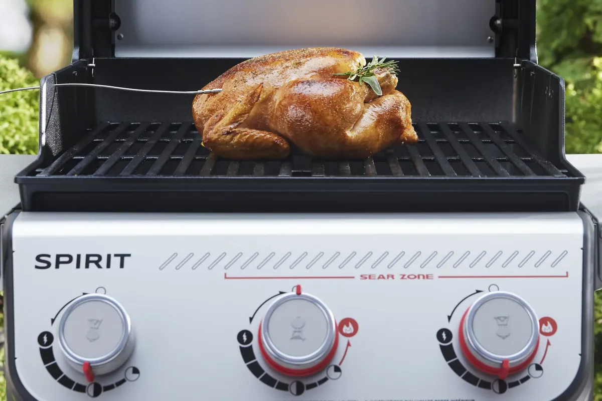 グリルで調理されるローストチキン