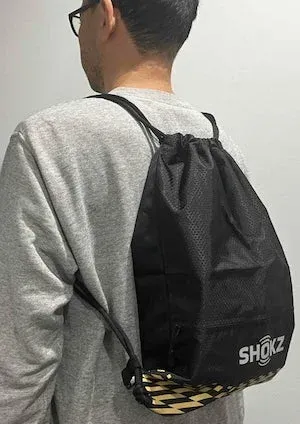 Shokzロゴ入りバッグの人物