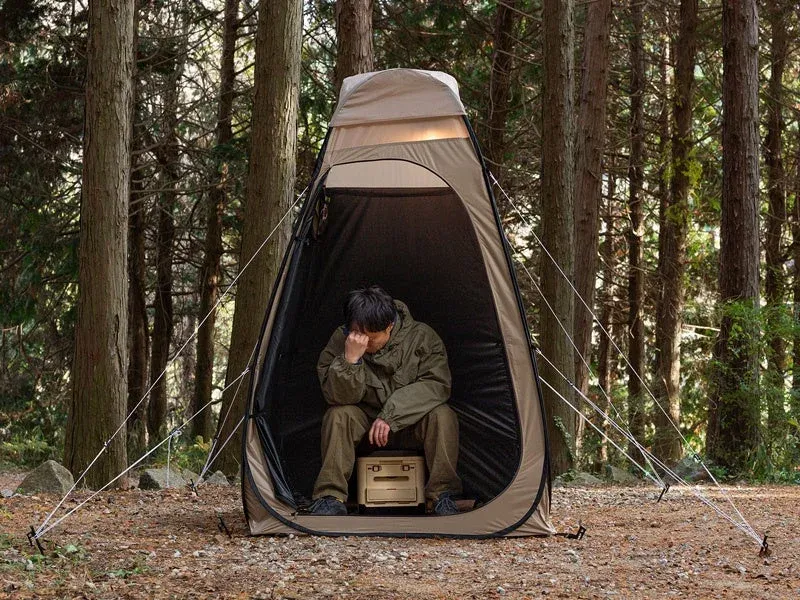 森林の中、簡易トイレとして使用されるテント