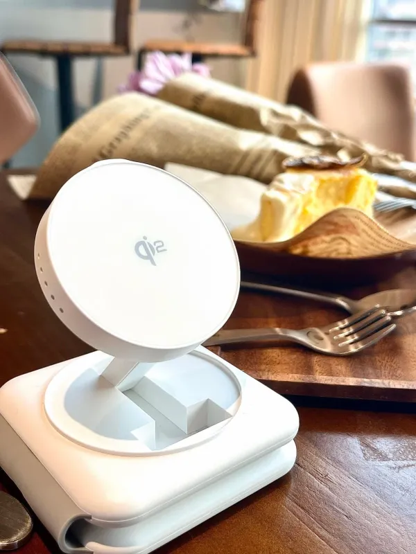 カフェとQi2充電器