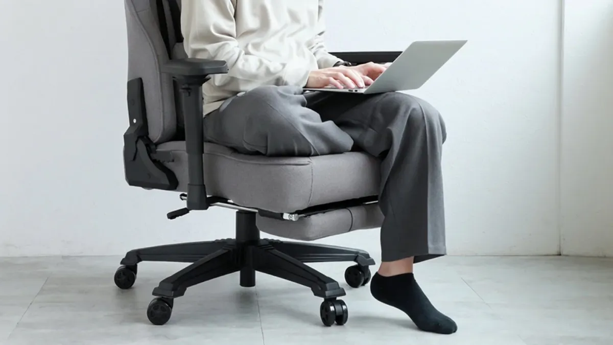 広々とした座面でノートパソコンを使う人