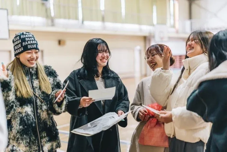 楽しそうに交流する女性たち