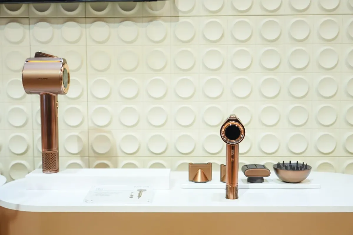 ローズゴールドのモダンなヘアドライヤーとアタッチメント