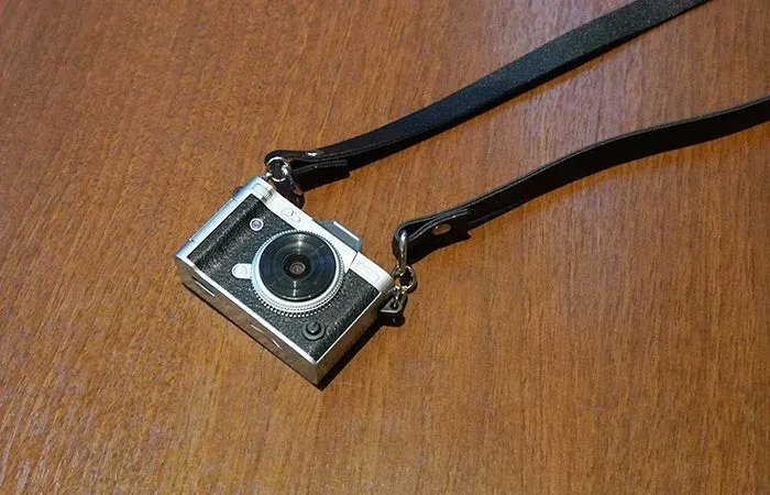 木製のテーブルに置かれたレトロな小型デジタルカメラ