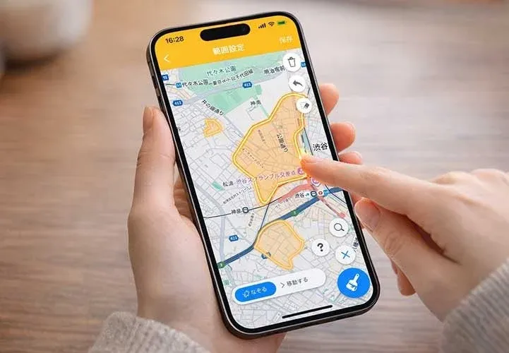 スマートフォンで地図アプリの範囲設定を行っている様子