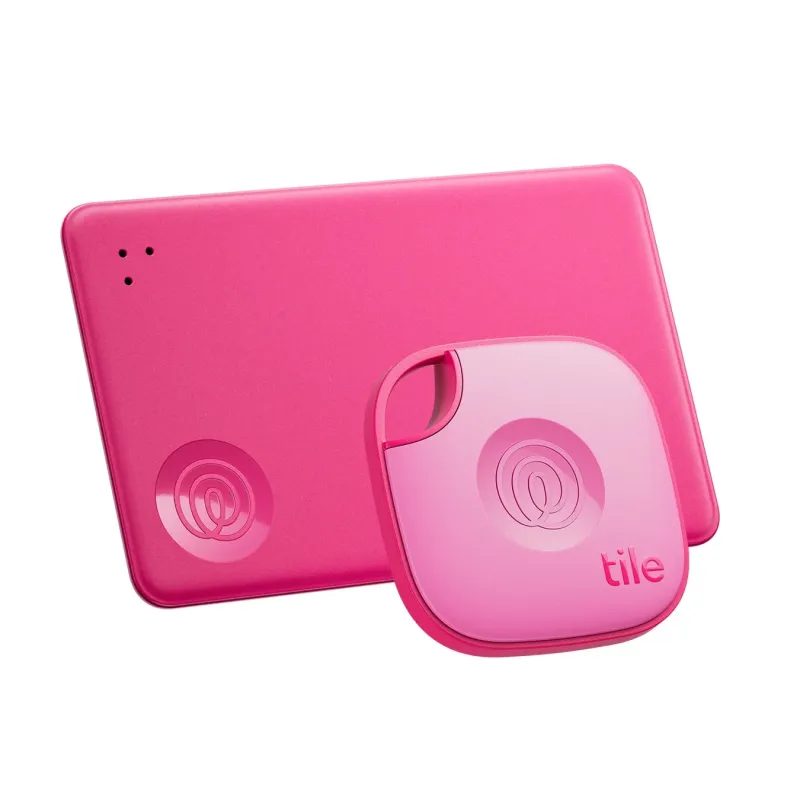 ピンク色の紛失防止タグが2つ並べられている画像です。手前にあるのは四角いキーホルダー型で、奥にあるのは薄いカード型です。