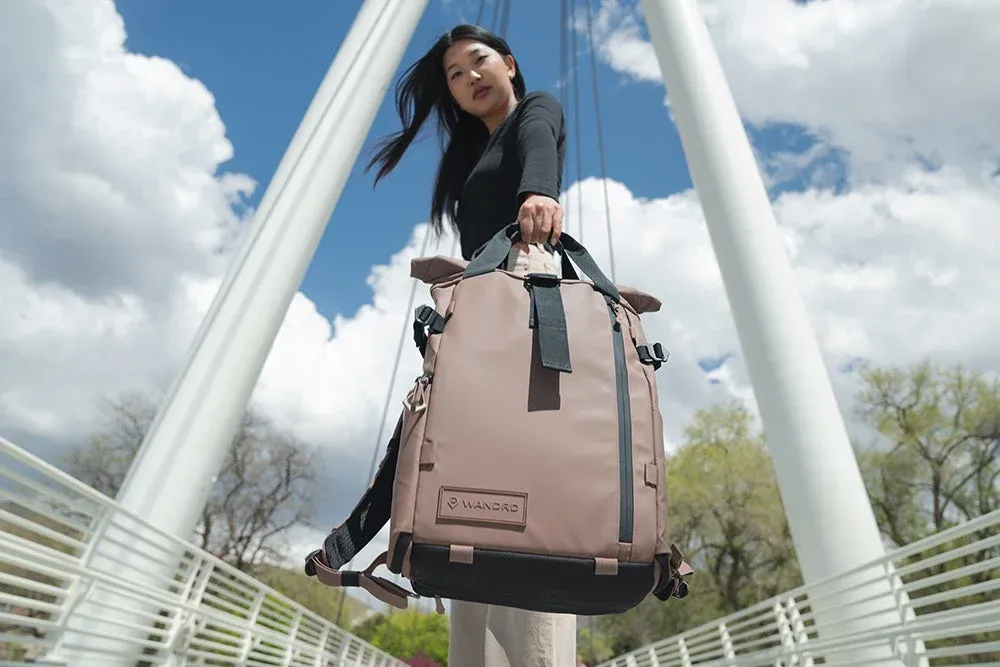 女性がバックパックを持つ画像