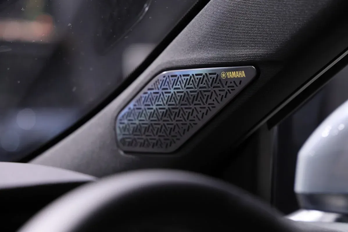 ヤマハロゴ入りAピラースピーカー