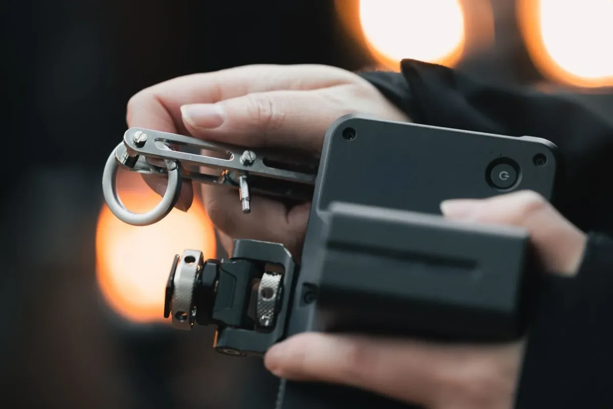 カメラを握る手とマルチツール